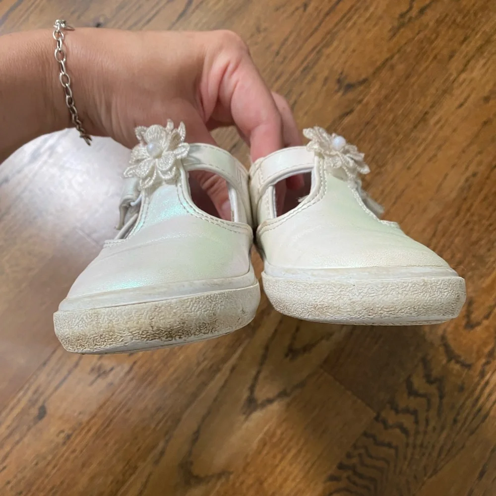 Keds- Daphne flower white pearlized toddler girl size 9.5 Mary Jane t-strap shoe